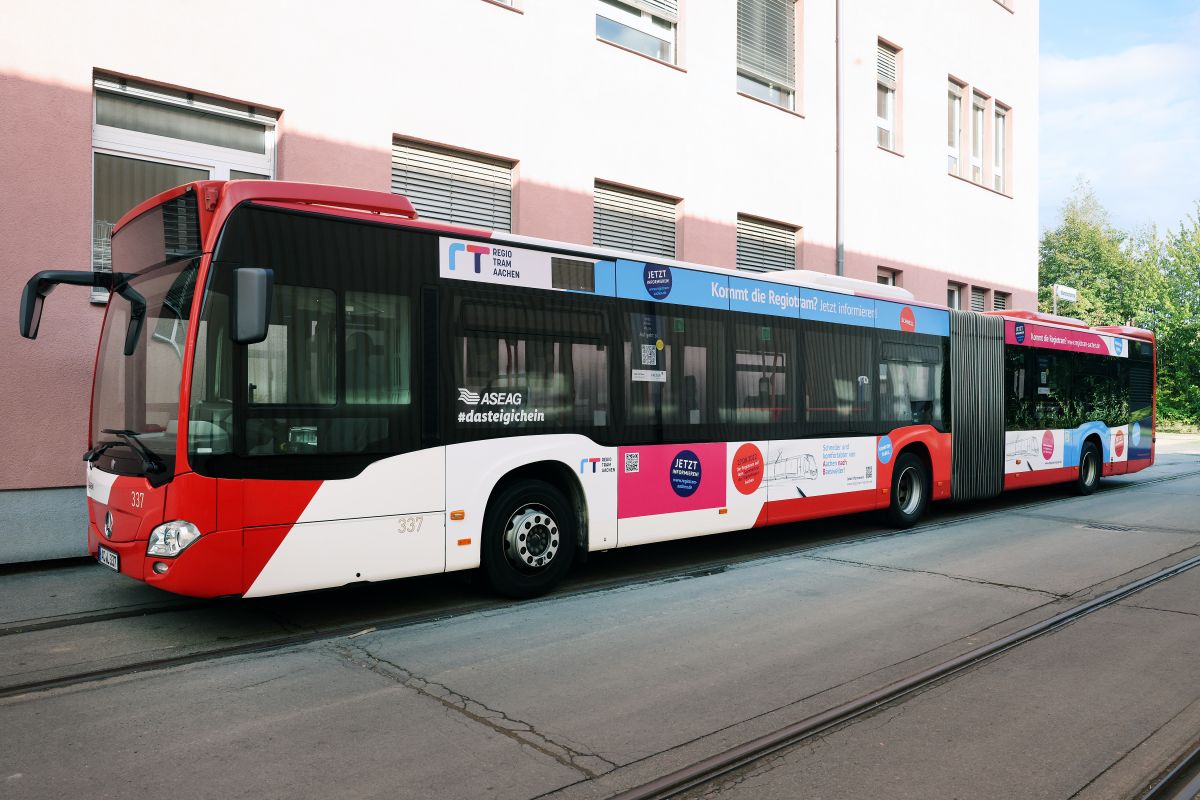 Bus mit Werbung für Regiotram