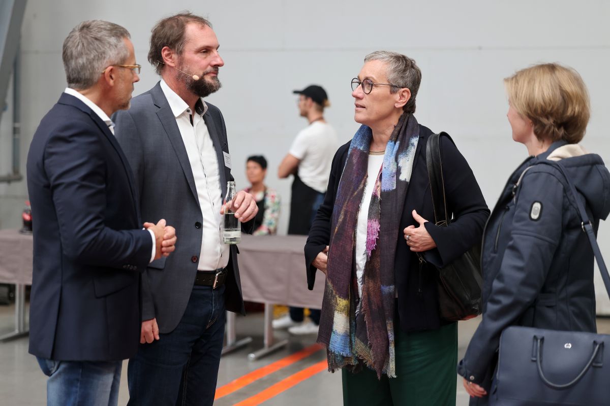 Detlef Funken (StädteRegion Aachen), Herr von der Ruhren (AVV) und Oberbürgermeisterin Sibylle Keupen im Gespräch. (von links nach rechts)