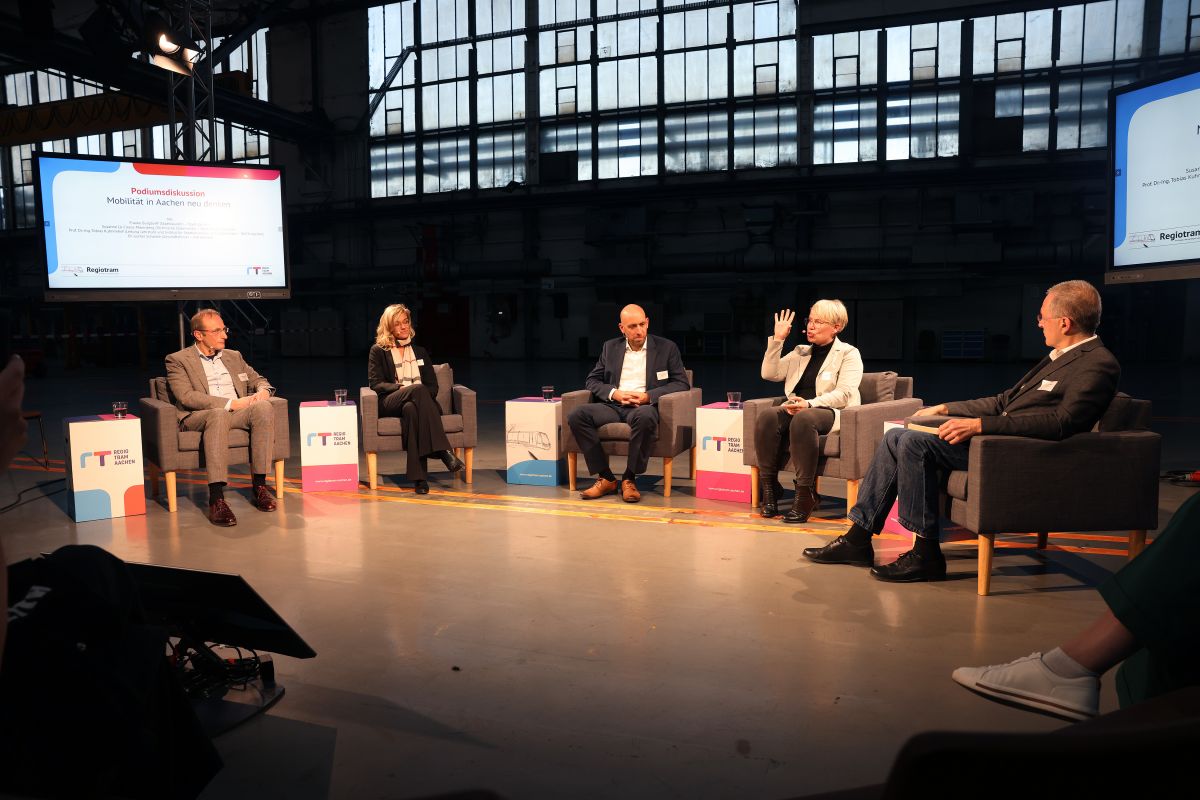 Dr. Gunter Schaible (Geschäftsführer IHK), Susanne Lo Cicero-Mahrenberg (Stadtbaurätin StädteRegion Aachen), Prof. Dr.-Ing. Tobias Kuhnimhoff (RWTH) und Frauke Burgdorff (Stadt Aachen) diskutierten über die Regiotram. (von links nach rechts)